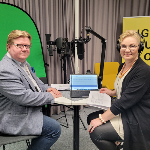 Mikko Jäkälä ja Heidi Rontu Metropolian digistudiossa.