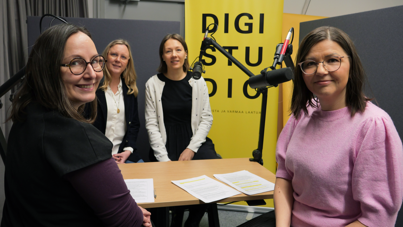 Podcastin keskustelijat studiossa.