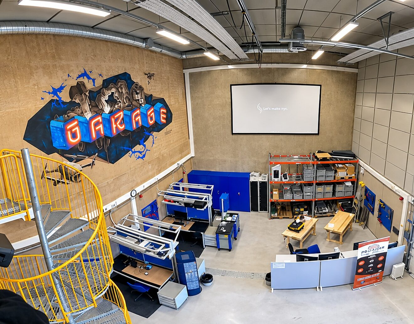 Yleisnäkymä Robo-Garagen tilaan. Seinälle teksti Garage.