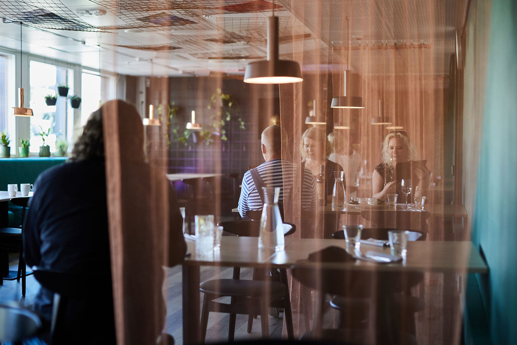 ihmisiä kaupunginteatterin lounasravintolassa